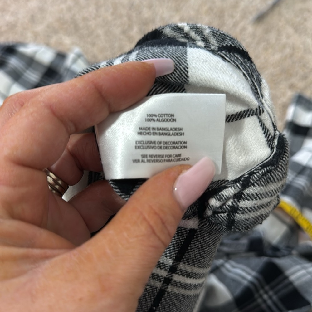 GAP black & white 100% cotton flannel button up in size Large - Picture 9 of 9